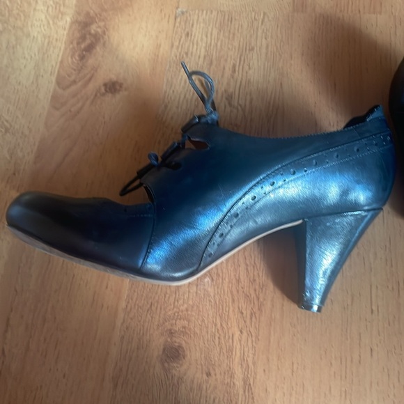 Black leather lace up heels - Picture 2 of 4